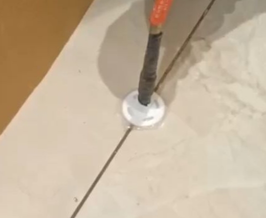 梁平瓷砖空鼓维修公司专业解答瓷砖在铺贴过程中，如果没有涂抹均匀到位的粘结材料（如水泥砂浆或瓷砖胶），可能会导致以下问题
